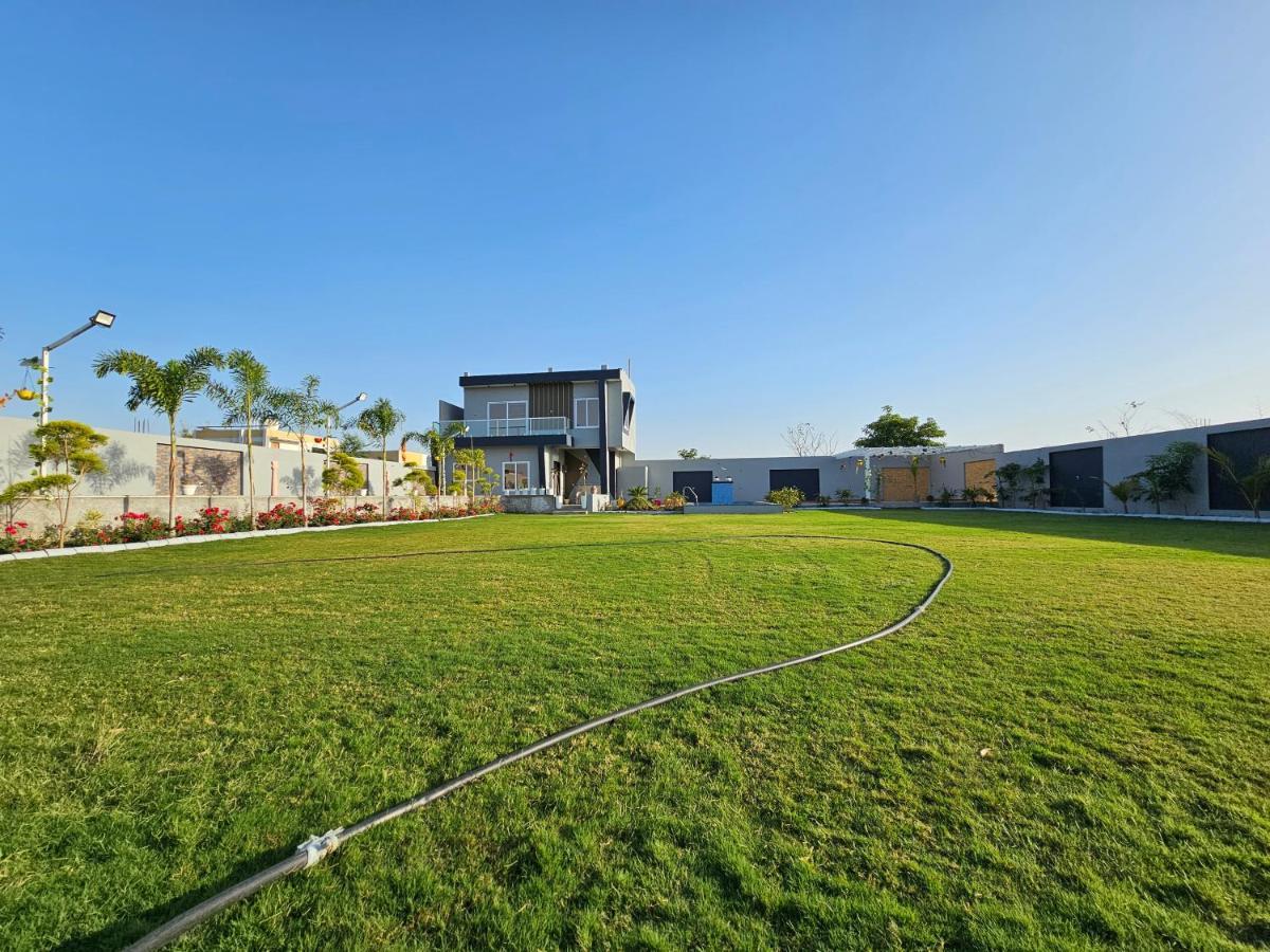 우자인 Shree Ambe Farmhouse 빌라 외부 사진