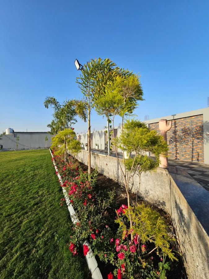 우자인 Shree Ambe Farmhouse 빌라 외부 사진