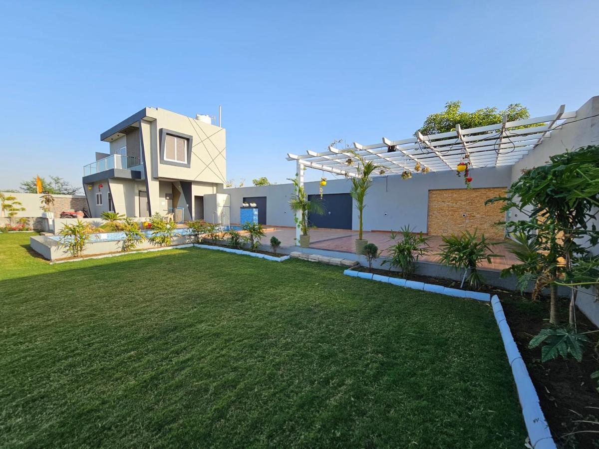 우자인 Shree Ambe Farmhouse 빌라 외부 사진
