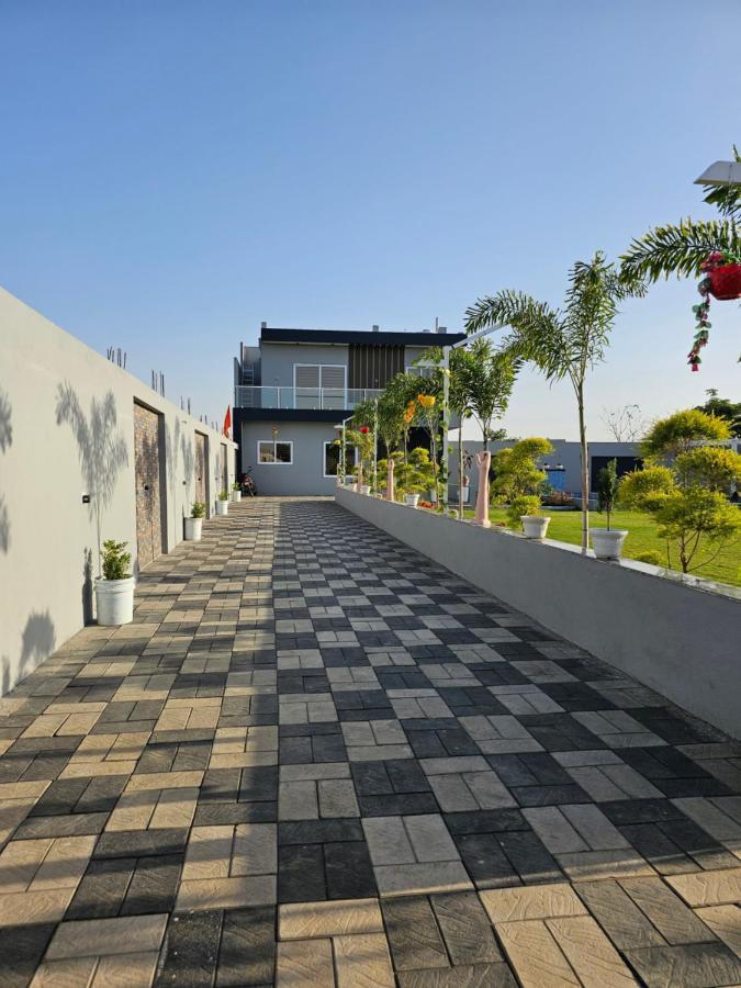 우자인 Shree Ambe Farmhouse 빌라 외부 사진