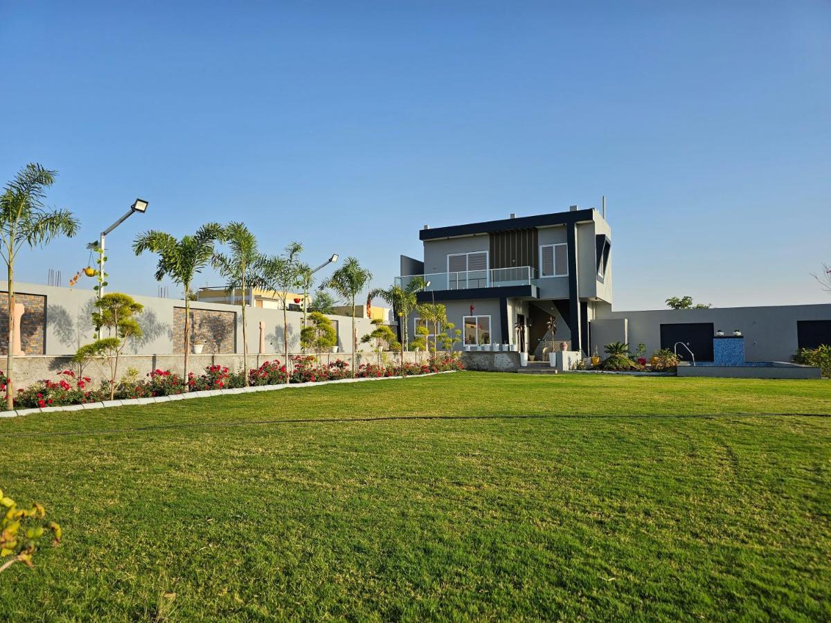 우자인 Shree Ambe Farmhouse 빌라 외부 사진