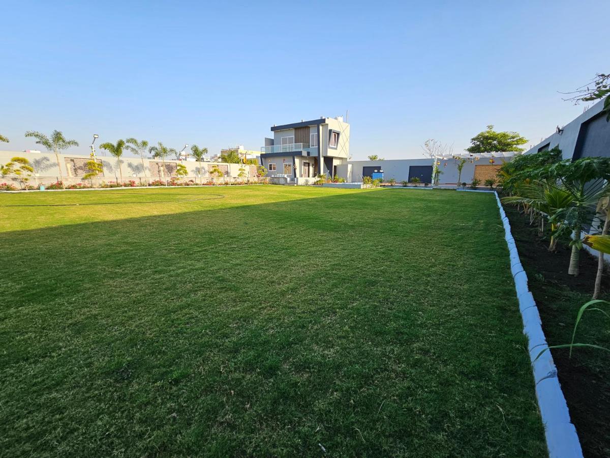 우자인 Shree Ambe Farmhouse 빌라 외부 사진